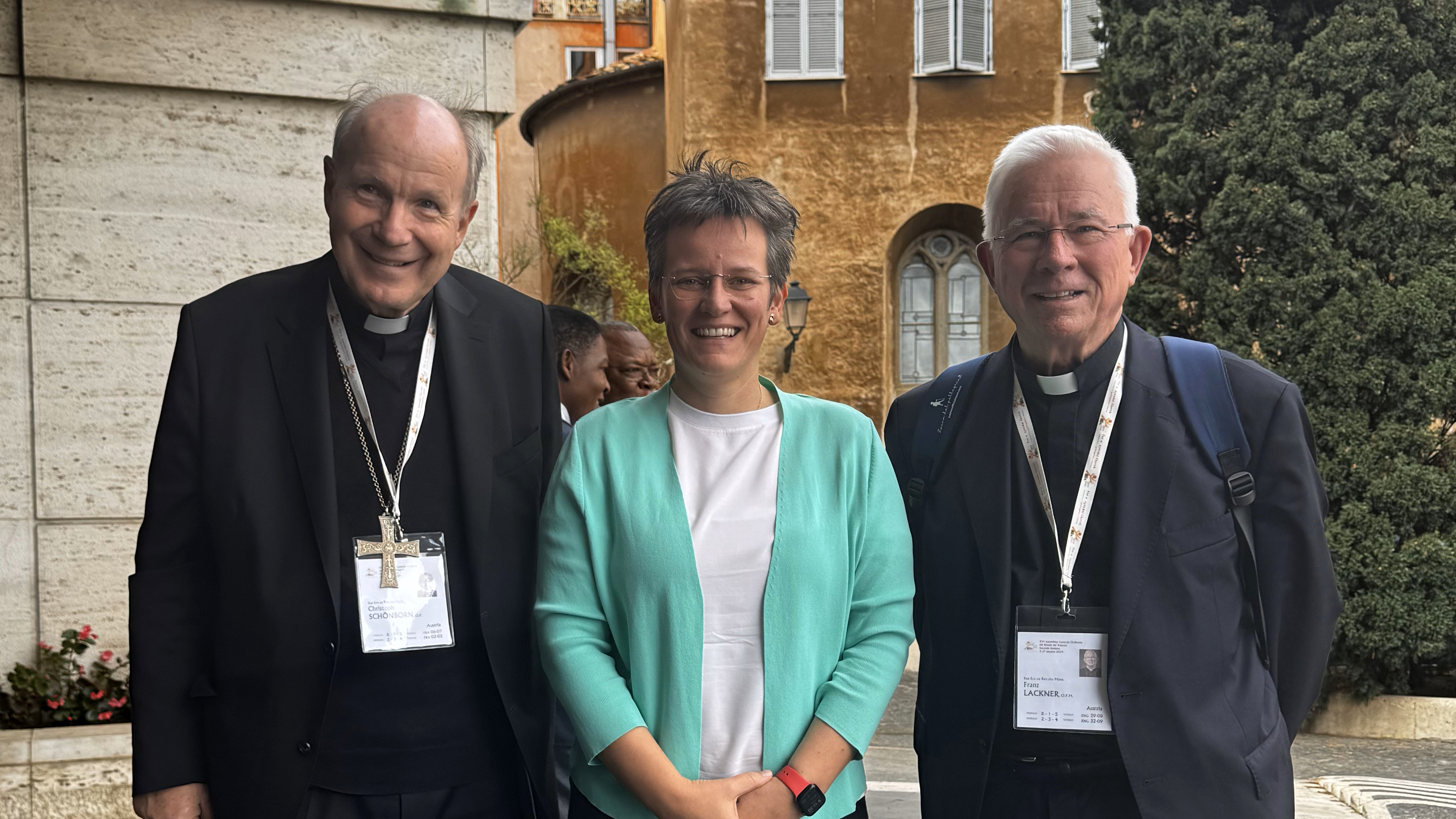 Die österreichischen Synodenteilnehmer: Kardinal Christoph Schönborn, Prof.in Clara Cziszar, Erzbischof Franz Lackner