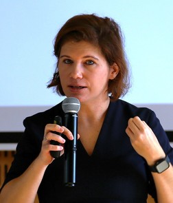 Ingrid Brodnig bei ihrem Vortrag bei der Österr. Pastoraltagung 2025